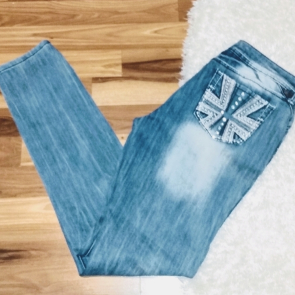 Almost Famous , Women's Size 11 Jeans 💙